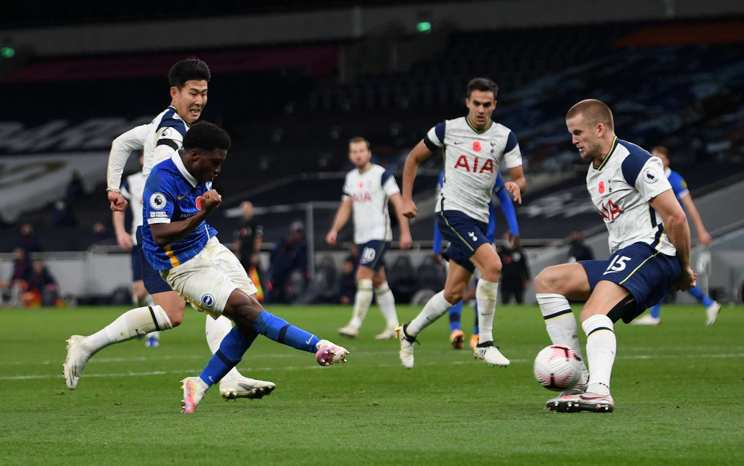 NBA：勇士主场险胜小牛