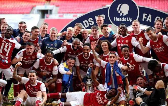 足球曝某豪门将出售队内三名老将，重建计划开启（曝足坛某豪门拟出售三名老将，重建进程启动）