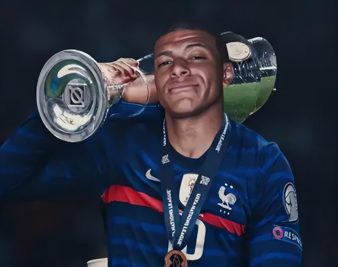 FIFA年度最佳男足阵容：巴黎6人入选，亚马尔在列，姆巴佩无缘（FIFA年度最佳男足阵容出炉：巴黎6将上榜，亚马尔入围，姆巴佩落选）