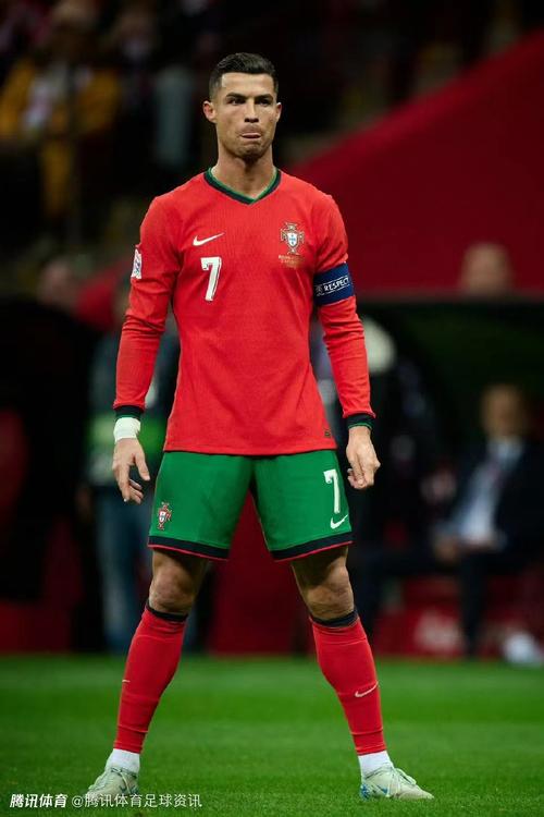 蓉城客战新鹏城首发：4外援PK3外援，韦世豪、周定洋出战（蓉城客场挑战新鹏城首发出炉：4外援对决3外援，韦世豪、周定洋先发）