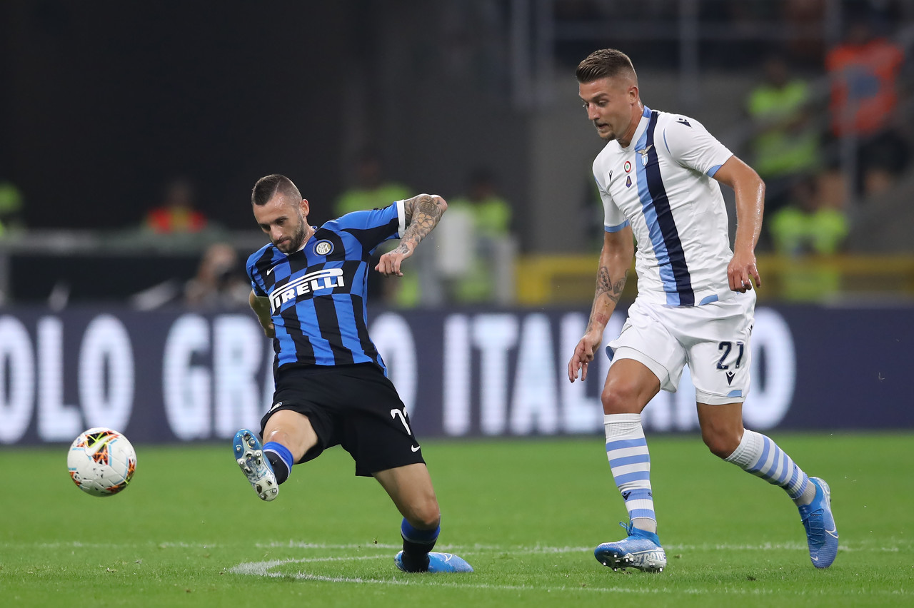 镜报：安菲尔德球迷因现场警报响起被暂时疏散，现已重新进场