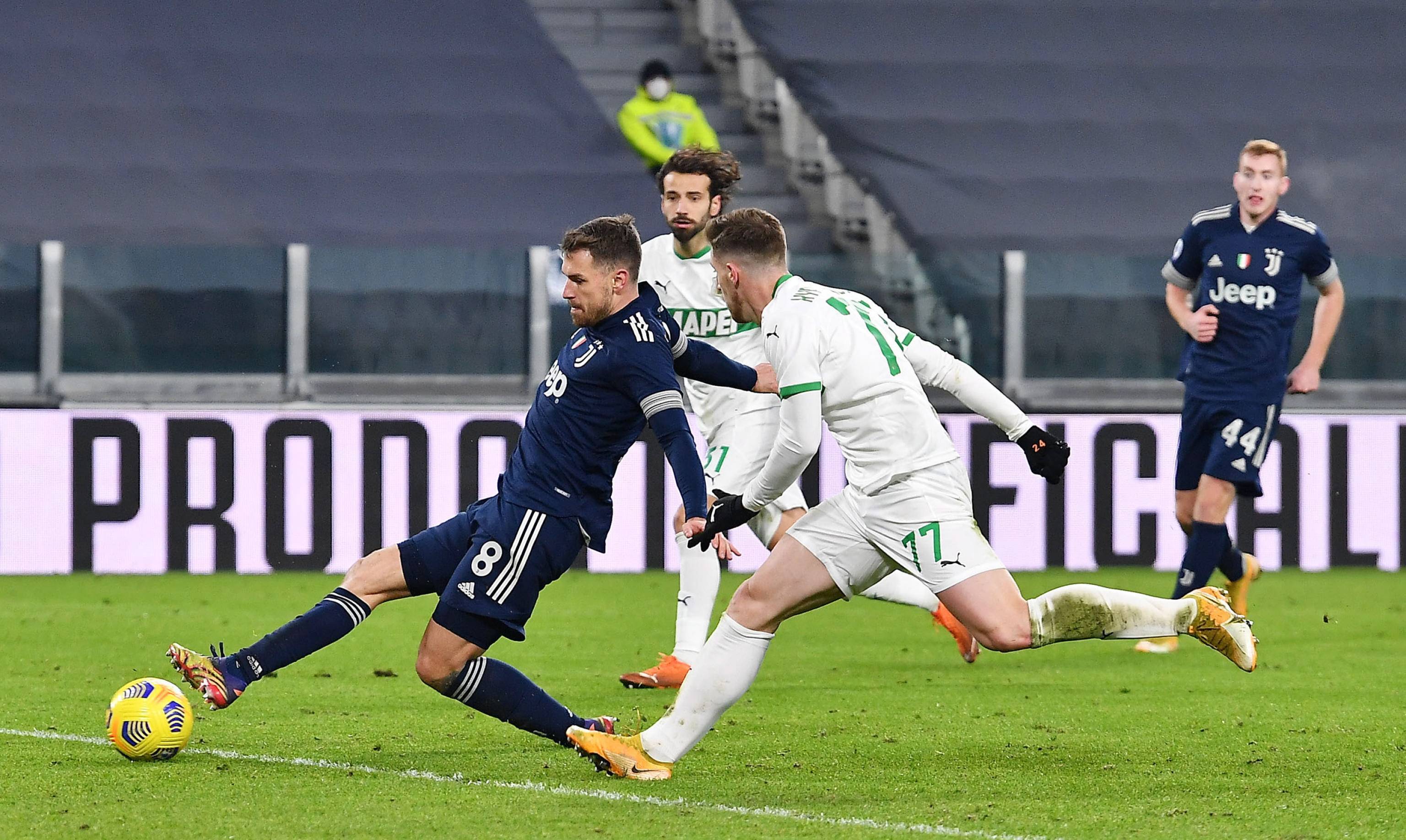 足球世界杯再次出现误判，慢镜头疯传（世界杯再现疑似误判，慢镜头刷屏网络）