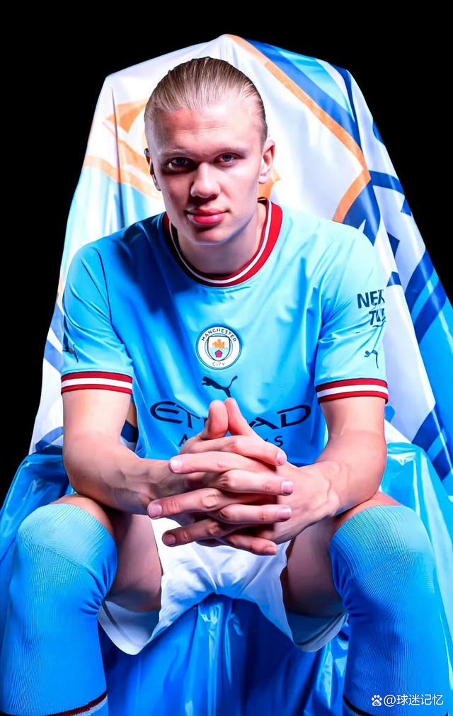 致敬李惠堂，赞助商犀旺送给魏祥鑫一颗柚子足球（向李惠堂致敬，赞助商犀旺向魏祥鑫赠送柚子足球）