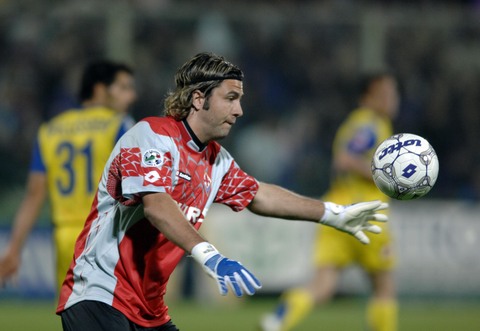 毛彪附体！四川一高校辅导员单刀面对大空门滑倒滚进球网